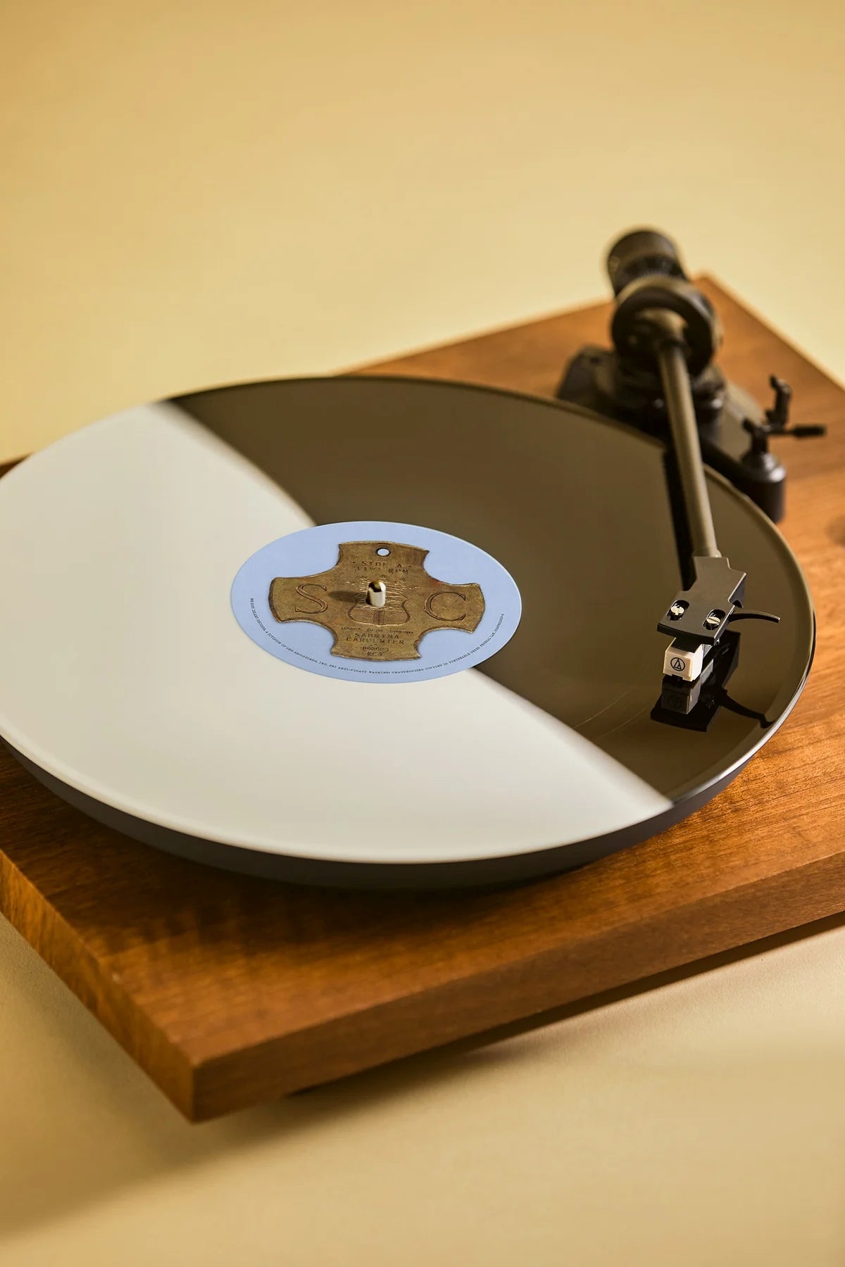 SABRINA CARPENTER - Man's Best Friend, alt cover, split black and white vinyl